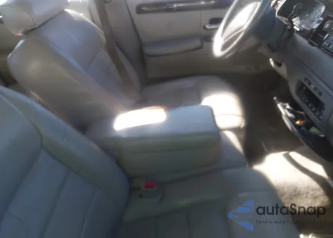 2000 Lincoln Town Car Executive z USA, uszkodzony, nr VIN 1LNHM81W2YY864825